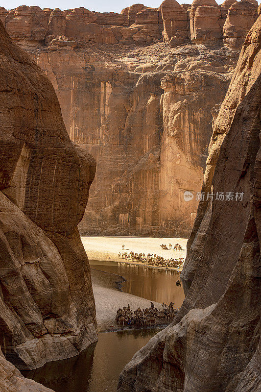 查看传奇的Guelta d 'Archeï，恩内迪山丘，撒哈拉，乍得